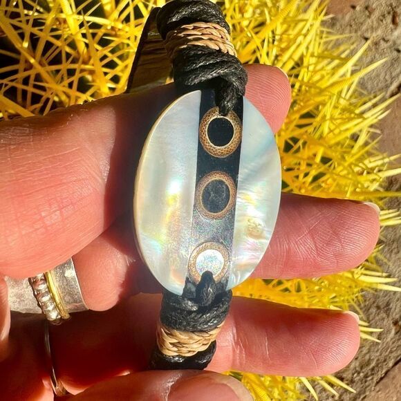 Vintage Leather & Mother of Pearl Boho Bracelet - Picture 4 of 11